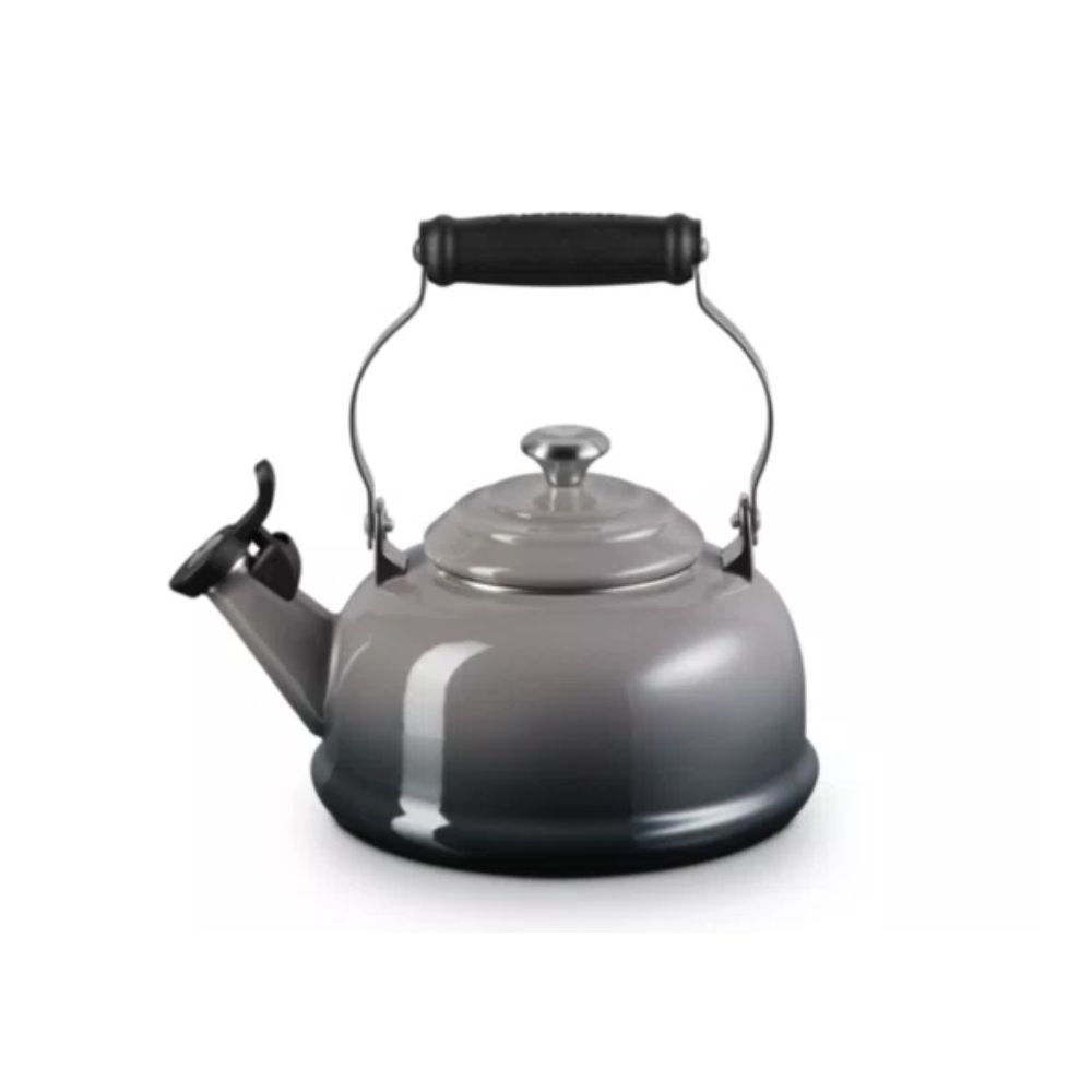 Chaleira Classica C/ Apito Le Creuset 1,6 Litros - Pegador Em Aco Chaleira Classica C/ Apito Le Creuset 1,6 Litros - Pegador Em Aco