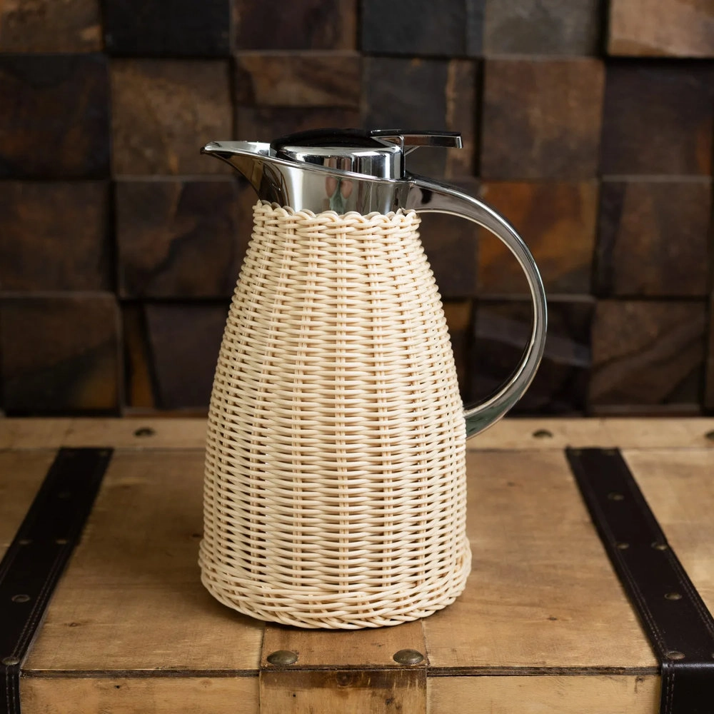 Garrafa Termica de Aco Inox Com Rattan Plastico Bege 1,5l - Wolff Garrafa Termica de Aco Inox Com Rattan Plastico Bege 1,5l - Wolff