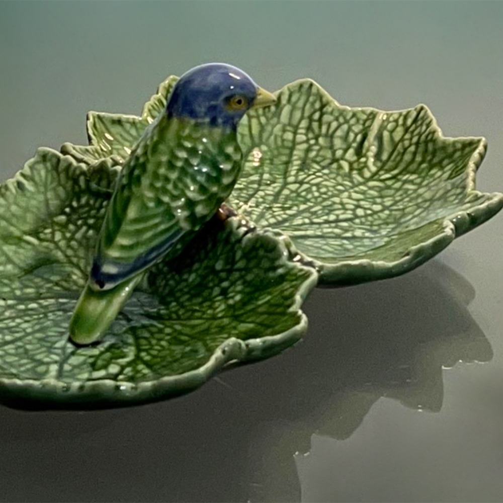 Petisqueira Folha Dupla Bordallo Pinheiro Cinenária Com Pássaro Azul